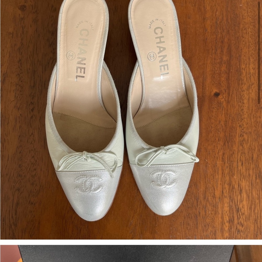 Pale blue lambskin Chanel ballet mule heel silver toe cap - Picture 3 of 12